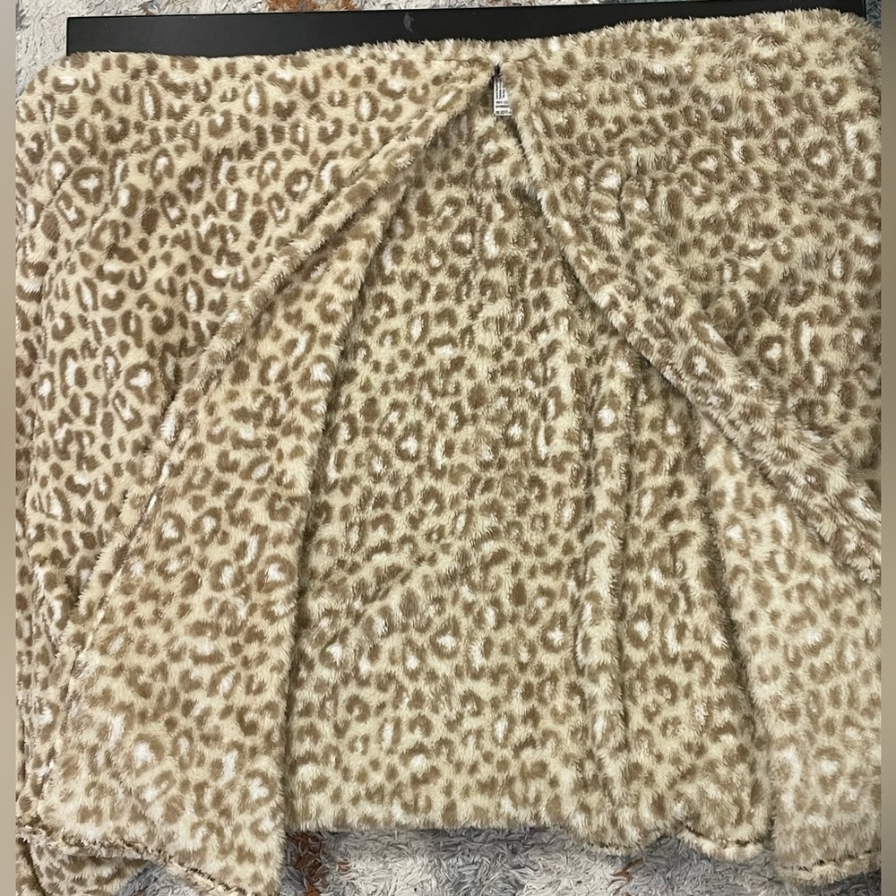 Leapord Print Fuzzy Poncho Wrap *Excellent Cond* OS